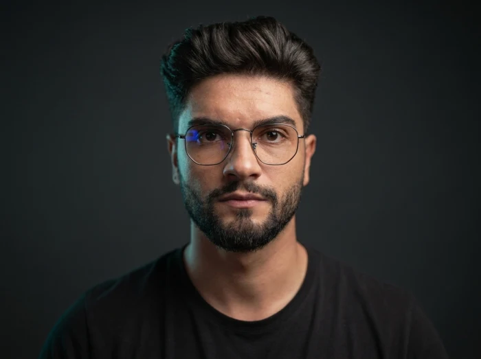 Mateus, criador do ChatFunnel, ao lado da plataforma rodando com atendimento e métricas